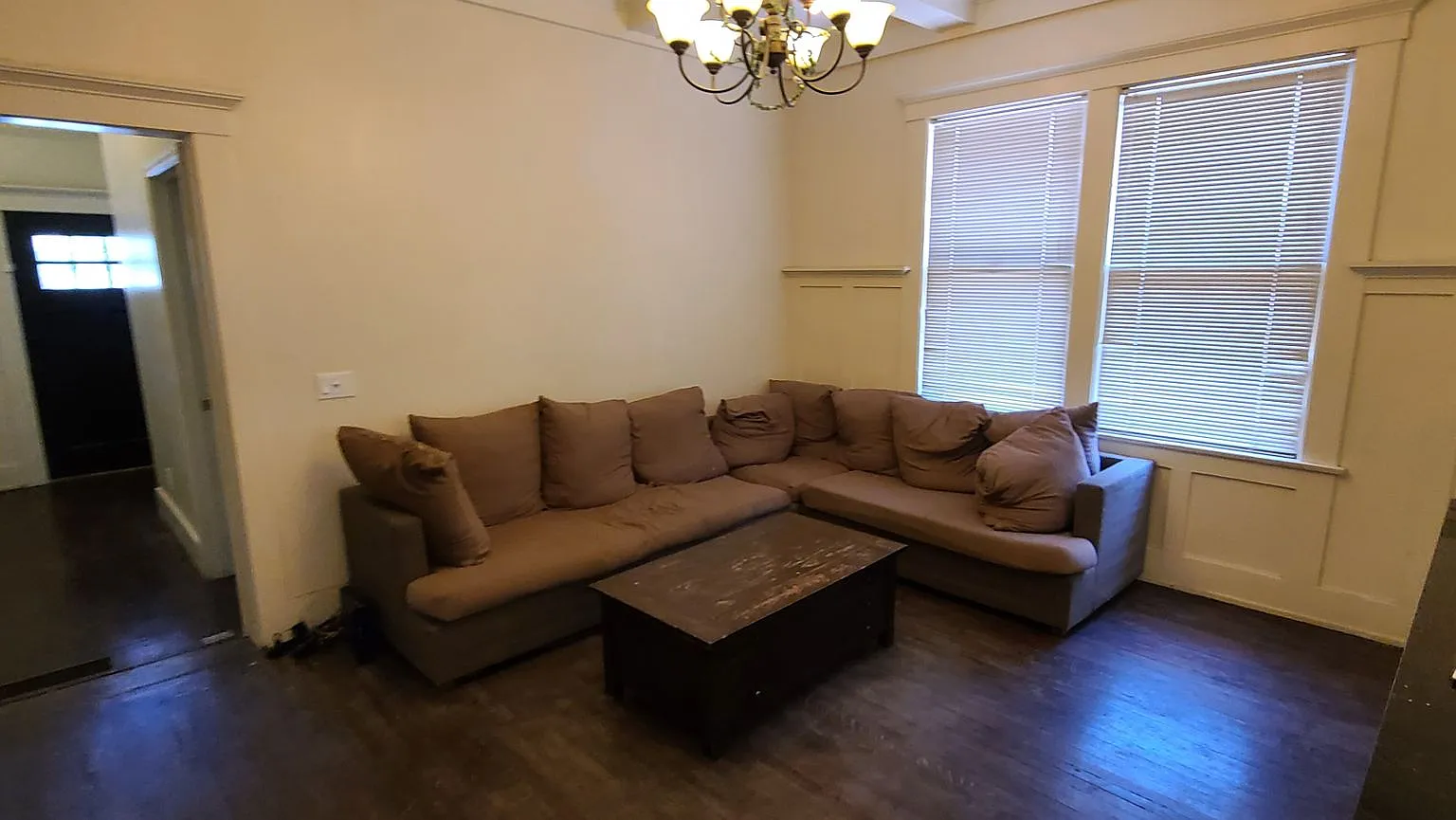 Euclid Ave - A 4 bedroom 2 bathroom Historic house with AC — Photo 4