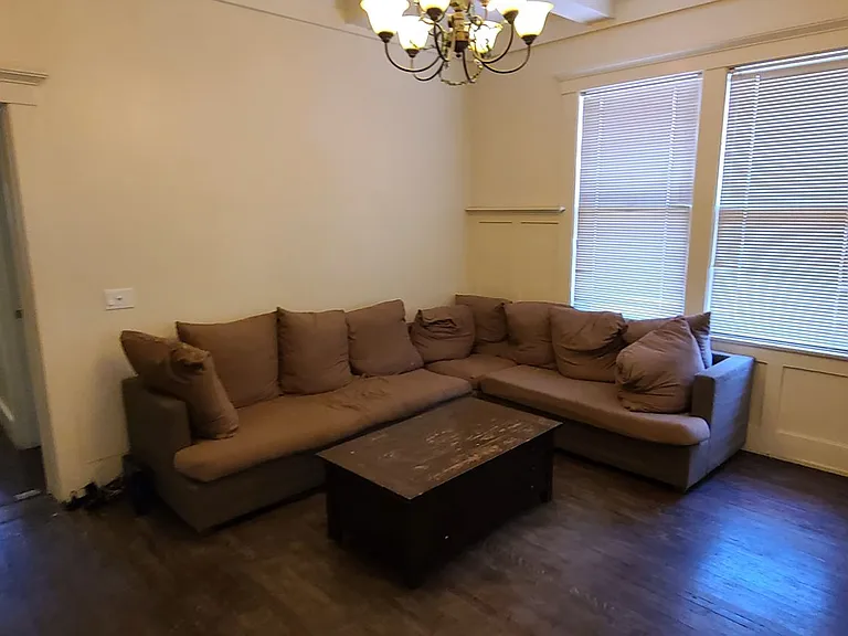 Euclid Ave - A 4 bedroom 2 bathroom Historic house with AC — Photo 4