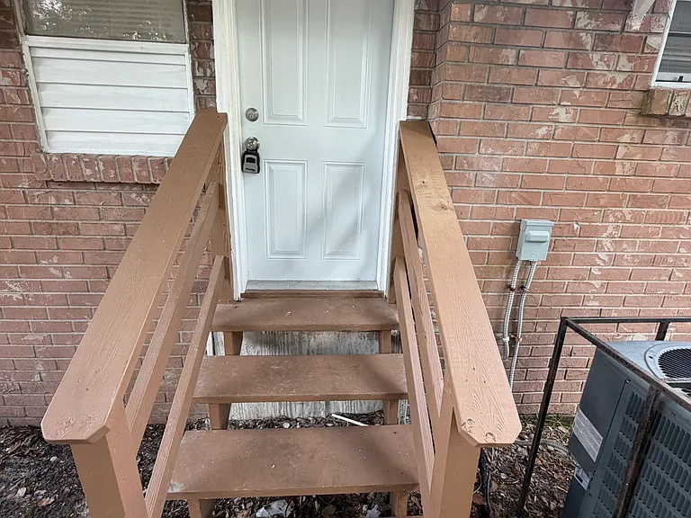 252 Claude St — Photo 18