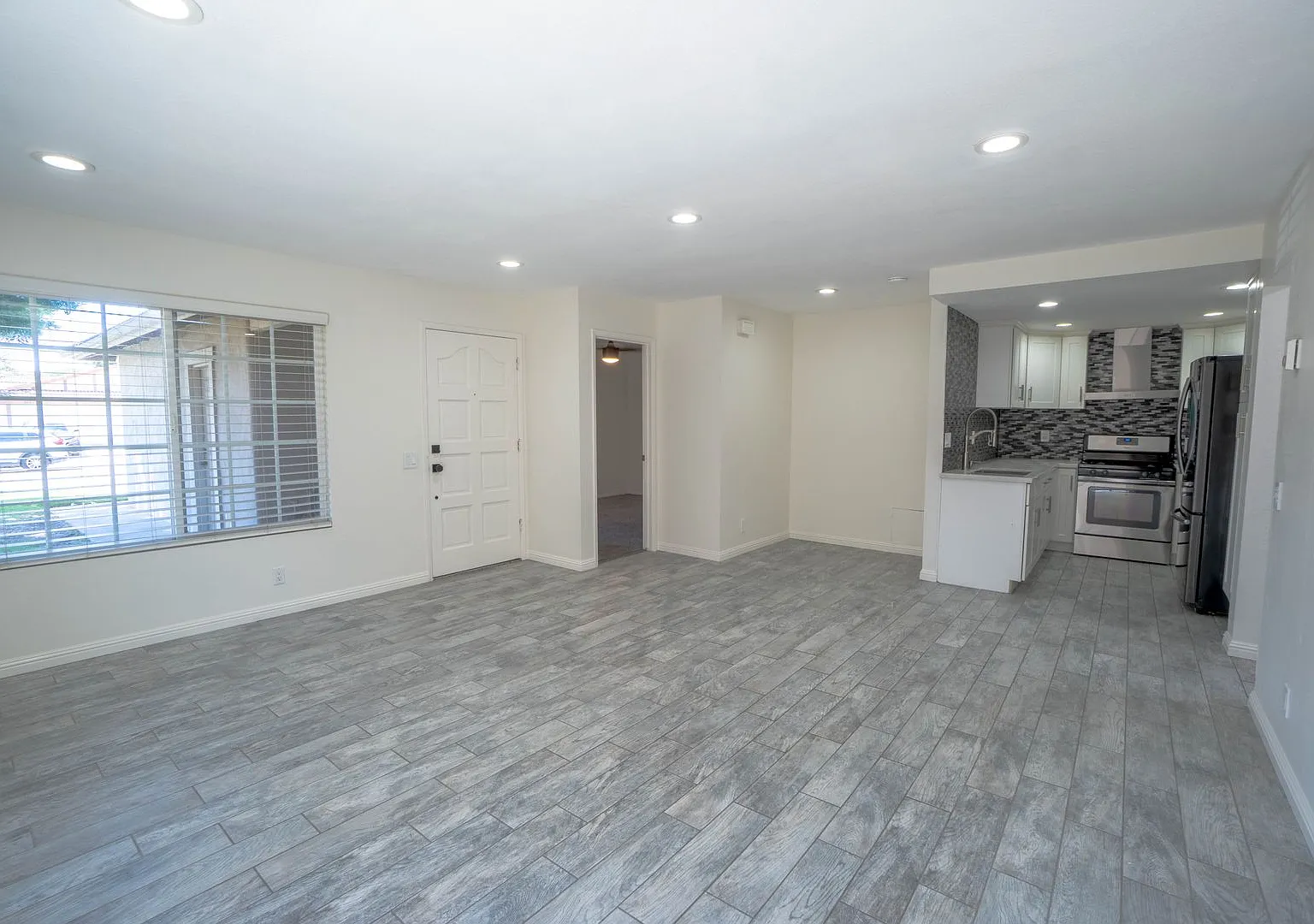 Centrally Located Casa La Canada Townhome! — Photo 4