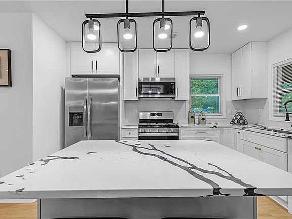 2nd image of 2933 Cloverhurst