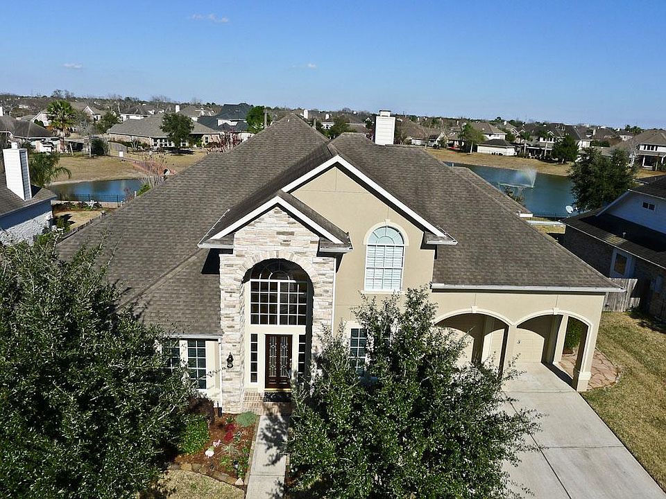 1939 ROLLING STONE DR. - An impeccable 4 BR home offering 3551 sf of inviting living space on a 90' x 130' Lakefront Lot in the heart of Friendswood Lakes. Built in 2003 by D.R. Horton, this home will please the most discerning buyer.