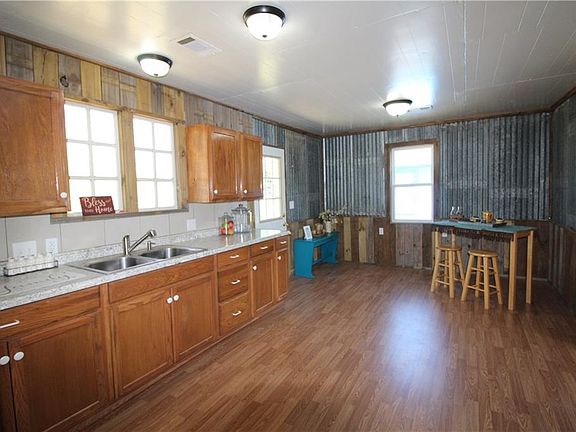 4th image of 1722 W Strothers Ave