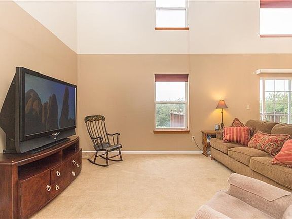 3rd image of 808 Sunset Cir