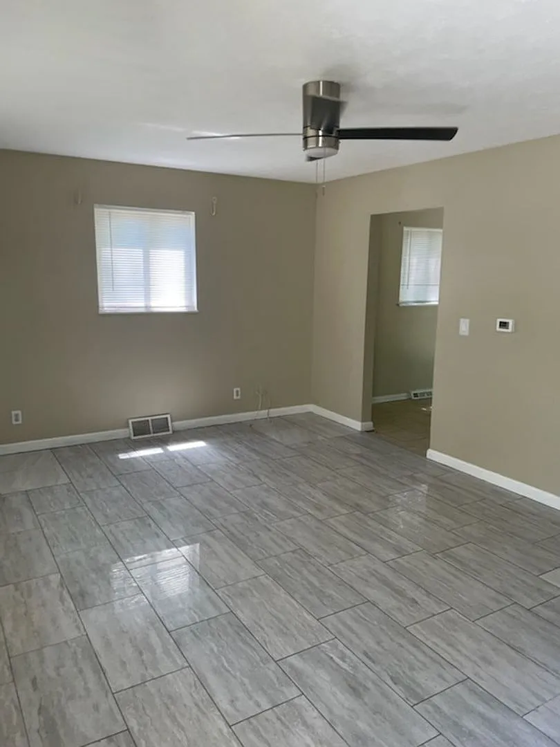 Two Bedroom One Bath Apartment In Huntington — Photo 4
