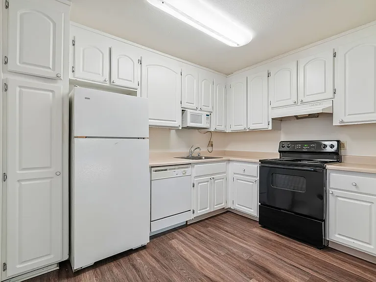 Sherwood and Forest Arms Apartments — Photo 5