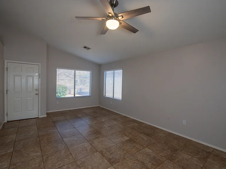 833 E Ross Ave — Photo 5