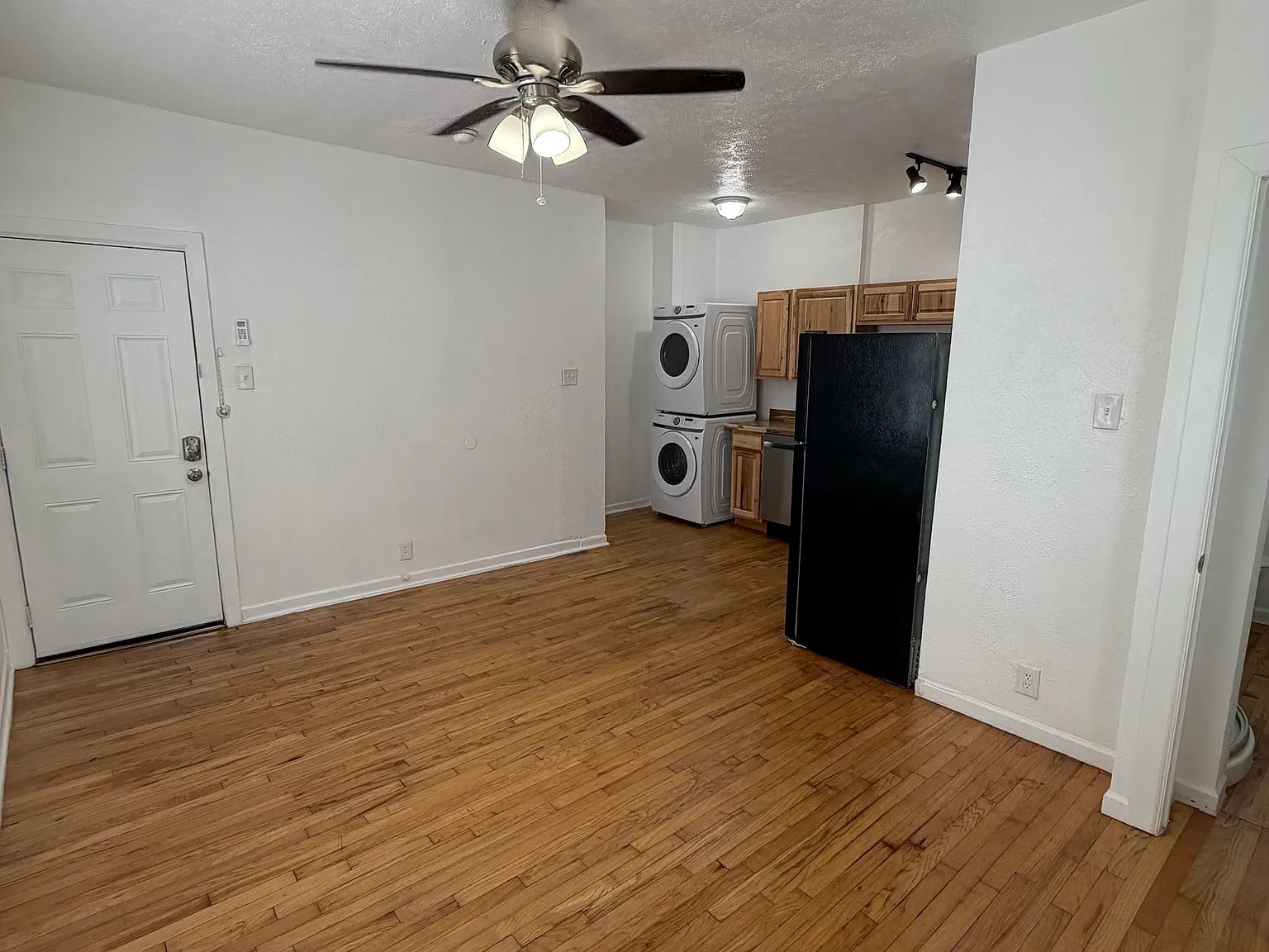 1026 W Hickory St — Photo 4