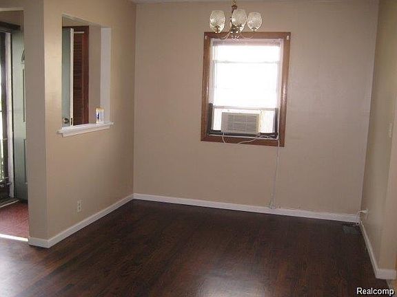 3rd image of 28967 Beechwood St