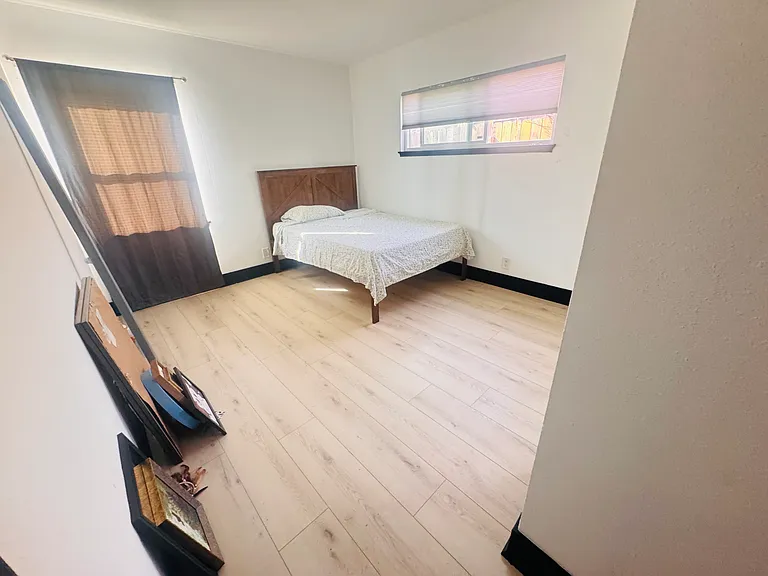 9327 Woodley Ave — Photo 9