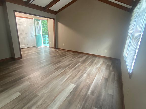 3rd image of 1017 Hollis Ln
