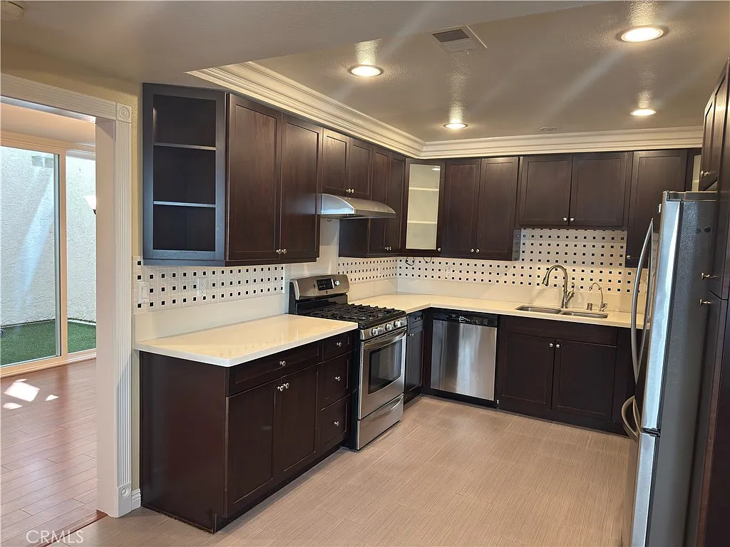 3 bed, 2167 sqft, $5,500 — Photo 2