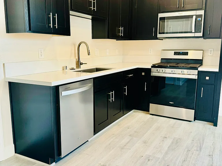 Full kitchen