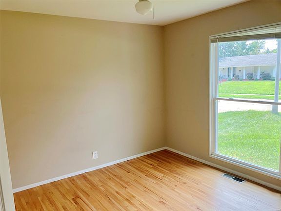 5th image of 4015 Meadowland Dr