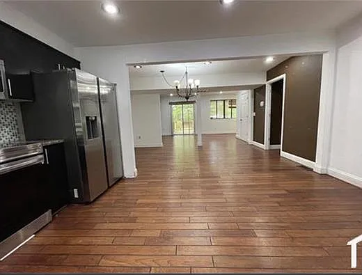 16 Glyndale Ct — Photo 2