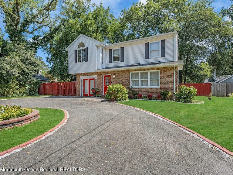 722 Maple Ave — Photo 2