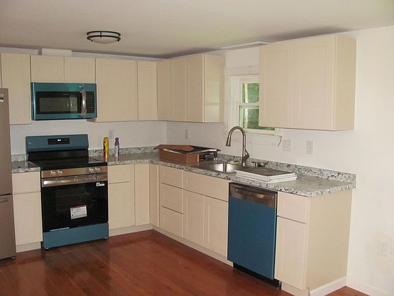3rd image of 178 Number Six Road E