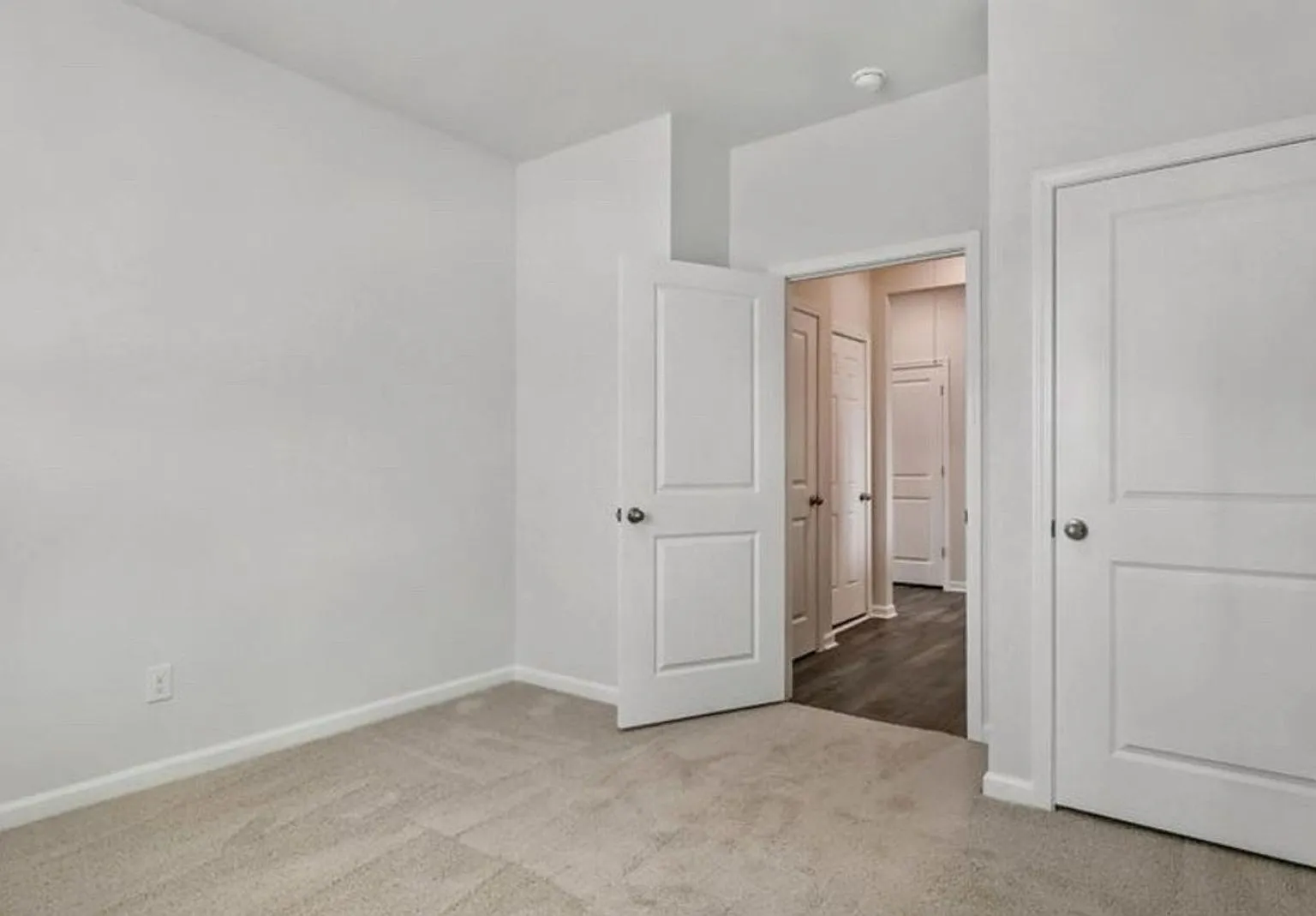 Charming 4BR Modern Home in Sanford — Photo 4