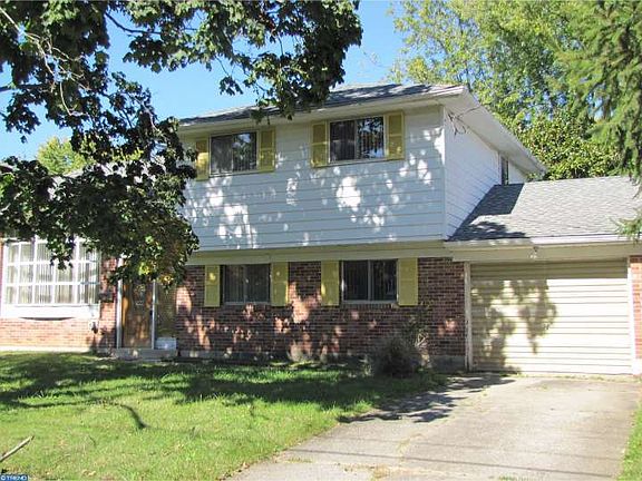 2nd image of 32 Barclay Dr
