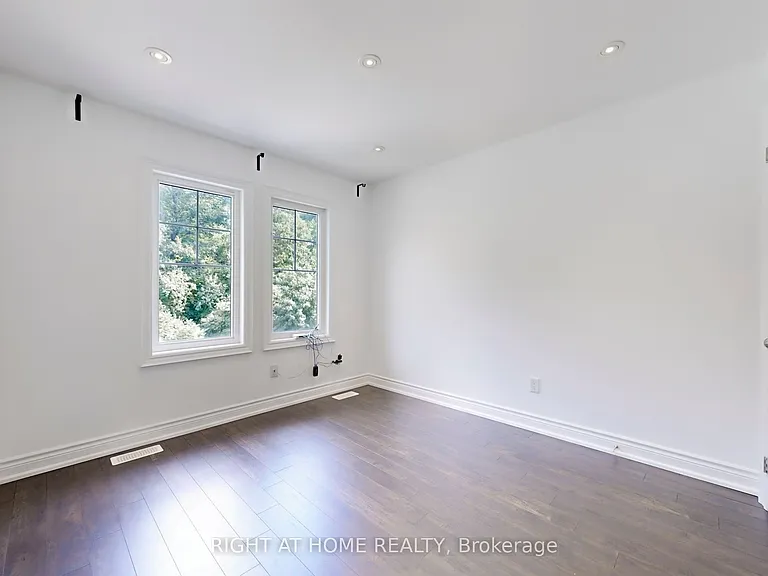 31 Lady Evelyn Cres — Photo 36