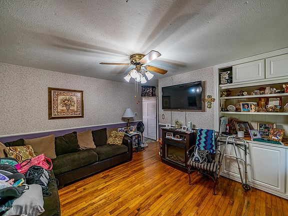 4th image of 1630 Sanford Ln