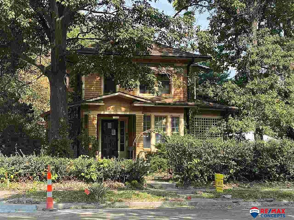 2nd image of 2340 Sumner St