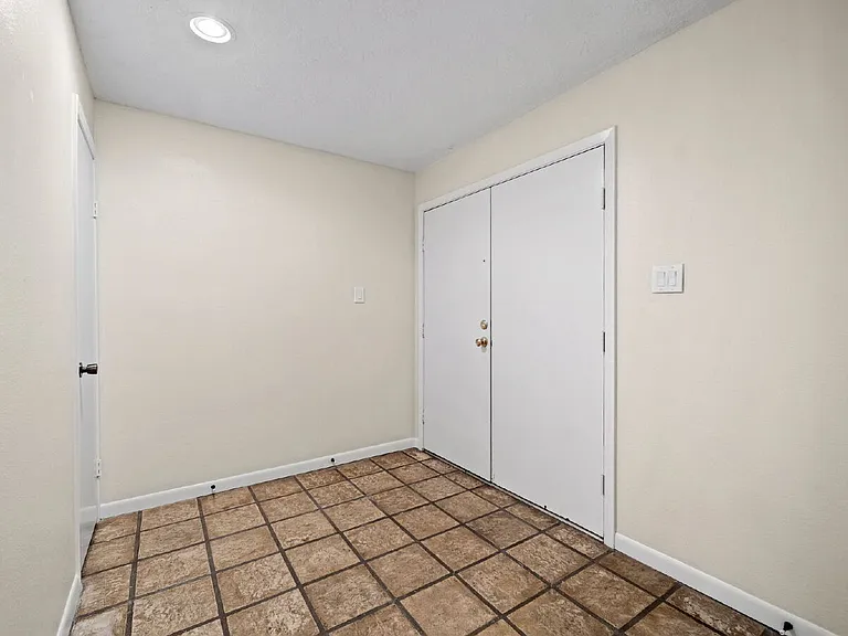 12 Hallmark Dr — Photo 7