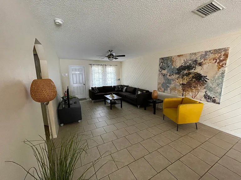502 SE 7th St #1 — Photo 4