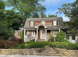 32 Jackson Rd, Clarendon Hills, IL