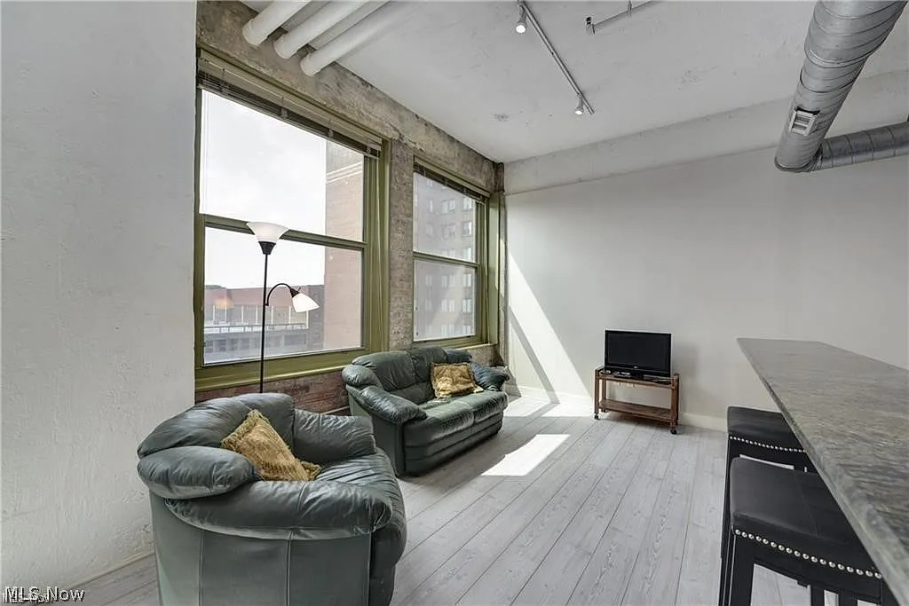 1 bed, 2.0 bath, 920 sqft, $1,350 — Photo 2