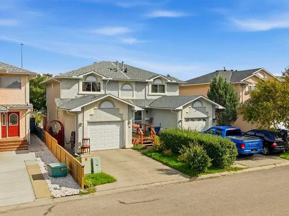 28 W Martinglen Way NE, Calgary, AB T3J 3H9