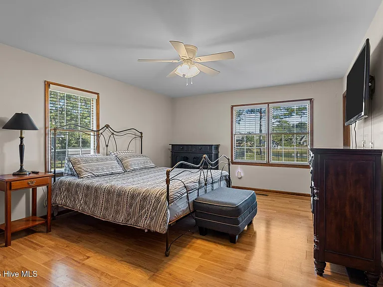 180 Wallace Rd — Photo 32