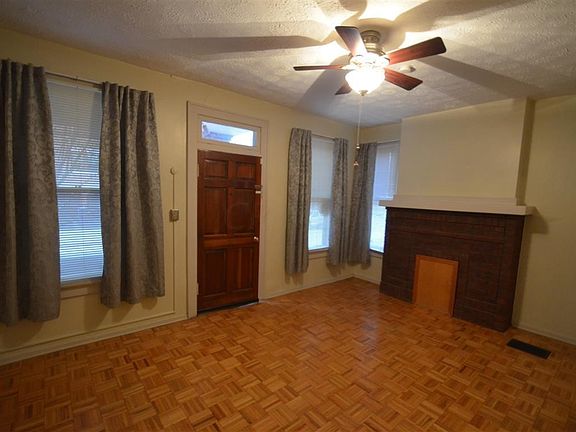 Front RoomLivingRm.JPG