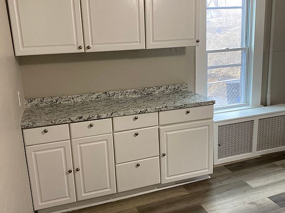 4th image of 323-325 New York St #323