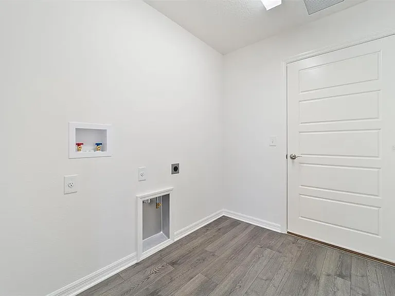 2421 Hobkirk Loop — Photo 28