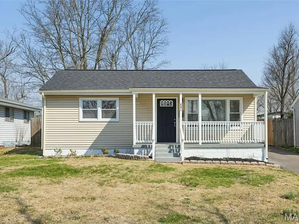 401 Hillcrest Blvd, Ballwin, MO 63021