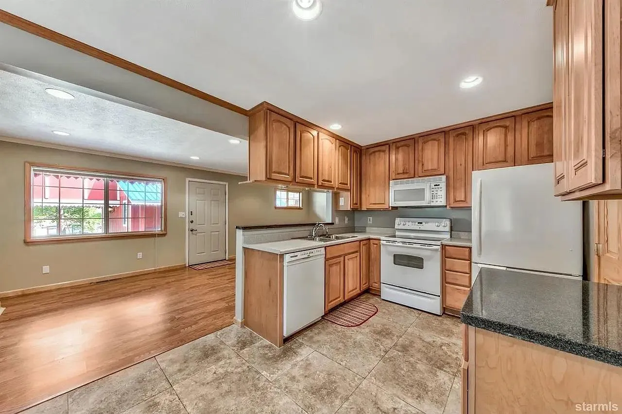 2 bed, 800 sqft, $2,300 — Photo 4