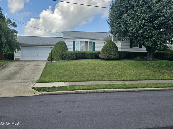 801 James St, Roaring Spring, PA 16673
