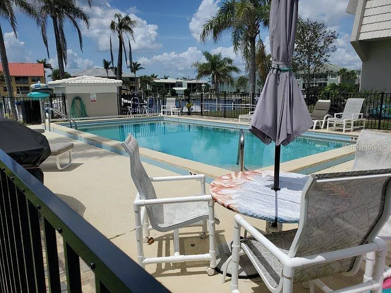 2 bed, 2.0 bath, 1024 sqft, $3,200 — Photo 2