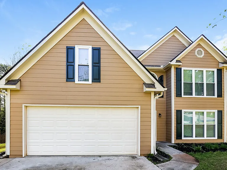 655 Suwanee Lakes Cir — Photo 1
