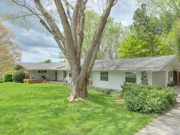 3rd image of 301 Hemlock Dr SE