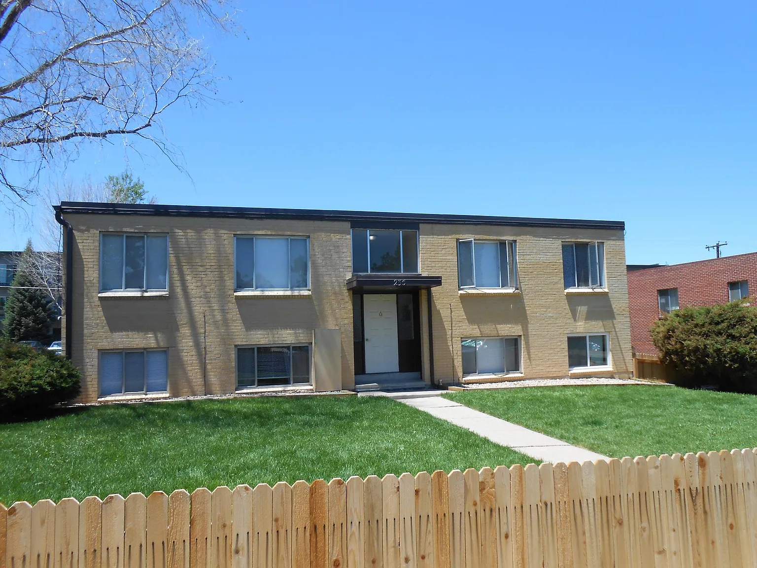 235 Laurel St — Photo 2