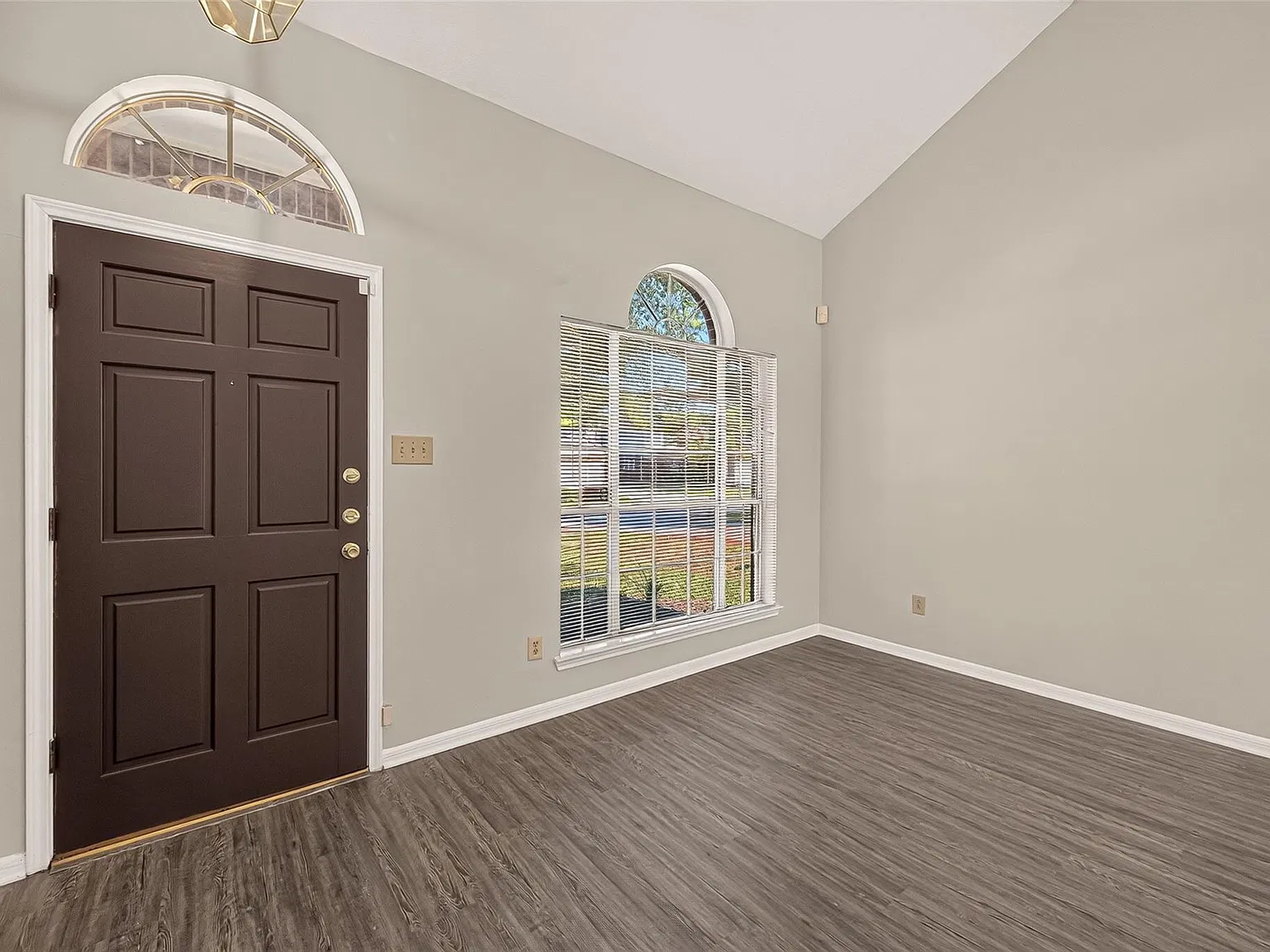 3 bed, 2.5 bath, 2046 sqft, $2,195 — Photo 3