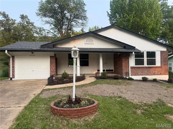 2542 Dukeland Dr, Saint Louis, MO 63136