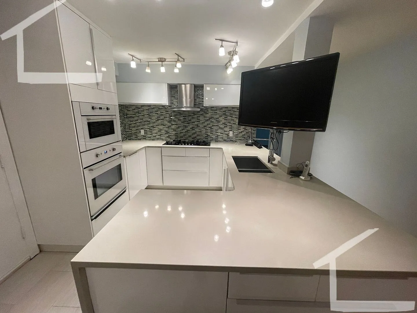 Hot Newton Listing — Photo 2