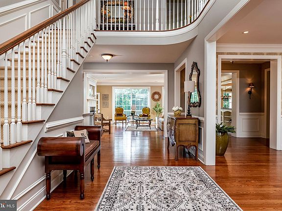 5th image of 126 Waverly Cir