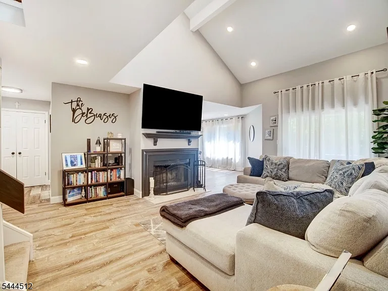 4 Tulip Cres #2B — Photo 4