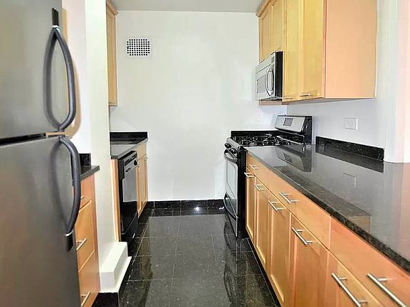 3rd image of 333 E 49th St APT 9J