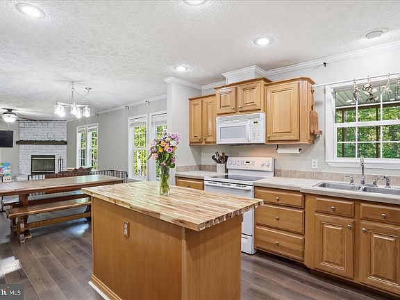 5th image of 165 Fox Haven Ln