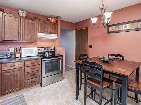 5th image of 1025 Stonyridge Ave
